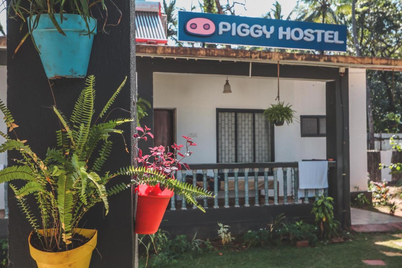 Piggy Hostel Vagator Exterior photo